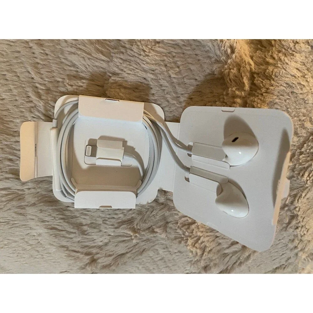 Apple wired earbuds NEW